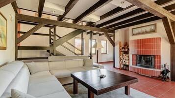 Smart TV, fireplace, ping pong