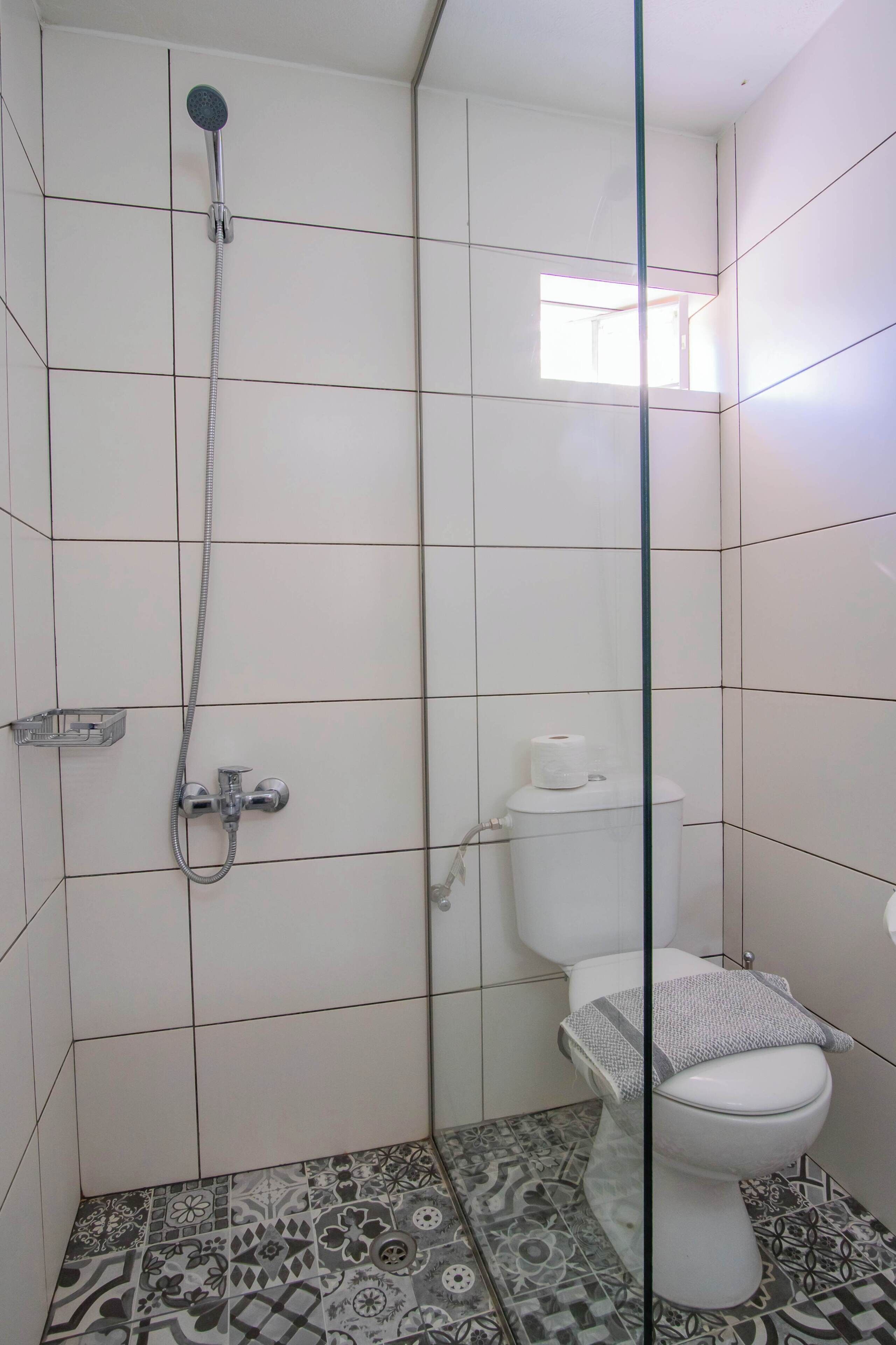 Een douche, een haardroger, handdoeken, shampoo