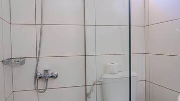 Een douche, een haardroger, handdoeken, shampoo