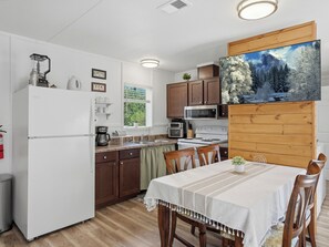 Wasserkocher mit Kaffee-/Teezubehör, Kühlschrank, Mikrowelle, Ofen