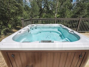 Outdoor spa tub - Creekside Doves Nest Yosemite  SNF Bass Lake (North Fork)