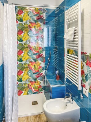 Habitación, balcón, vista a la ciudad | Baño | Regadera, toallas, jabón 