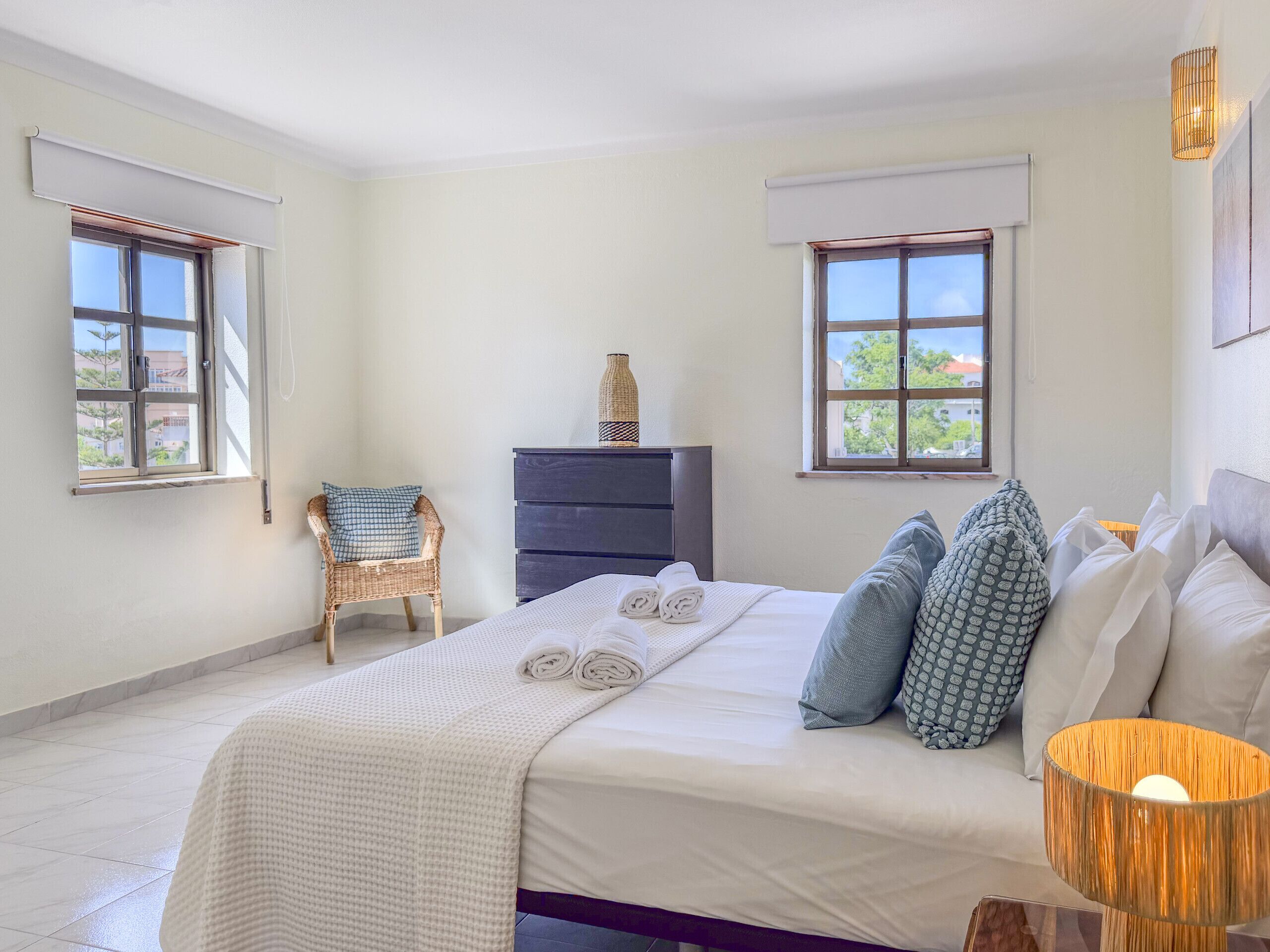 Tabla de planchar con plancha, wifi gratis y ropa de cama 