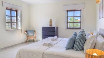 Tabla de planchar con plancha, wifi gratis y ropa de cama