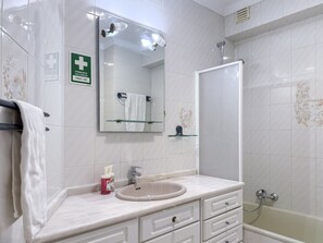 Hair dryer, bidet, towels, soap - #411 Sunny 1-Bedroom Apartment Near the Beach (Albufeira)