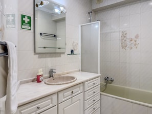 Een haardroger, een bidet, handdoeken, zeep