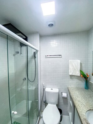 Dusche, Haartrockner, Bidet, Handtücher
