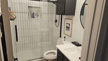 Regadera, toallas, jabón, papel de baño
