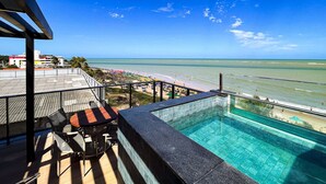 Una piscina con vistas a la playa y al océano.
