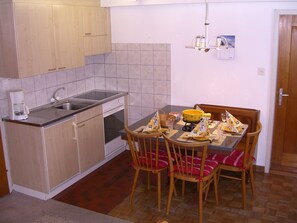 Kühlschrank, Ofen, Kochgeschirr/Geschirr/Besteck