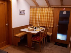 Dining - Ferienhaus Tschudiboden, (Flumserberg Tannenheim), by Interhome (Flumserberg Tannenheim)