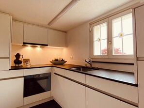 Kühlschrank, Ofen, Geschirrspüler, Kochgeschirr/Geschirr/Besteck