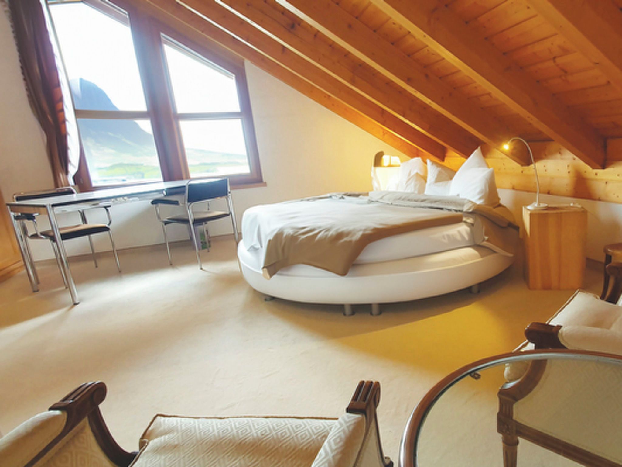 Un dormitorio con cama, escritorio y silla.