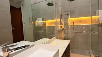 Serviettes fournies, savon, papier toilette