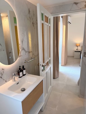 Classic Double Room, Partial Sea View | Bathroom