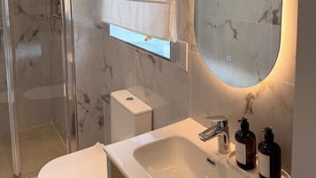 Classic Double Room, Partial Sea View | Bathroom