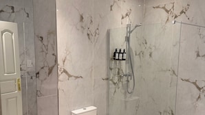 A modern bathroom with a glass-enclosed shower, a toilet, and a sink. - Island Club Guest House (Sliema)