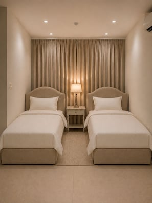 Quadruple Room | Desk, blackout curtains, iron/ironing board, WiFi - Island Club Guest House (Sliema)
