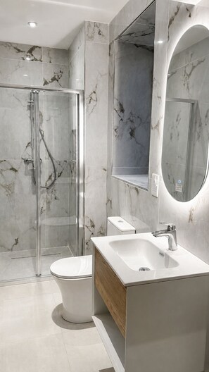 Classic Double Room, Partial Sea View | Bathroom | Shower, toilet paper - Island Club Guest House (Sliema)