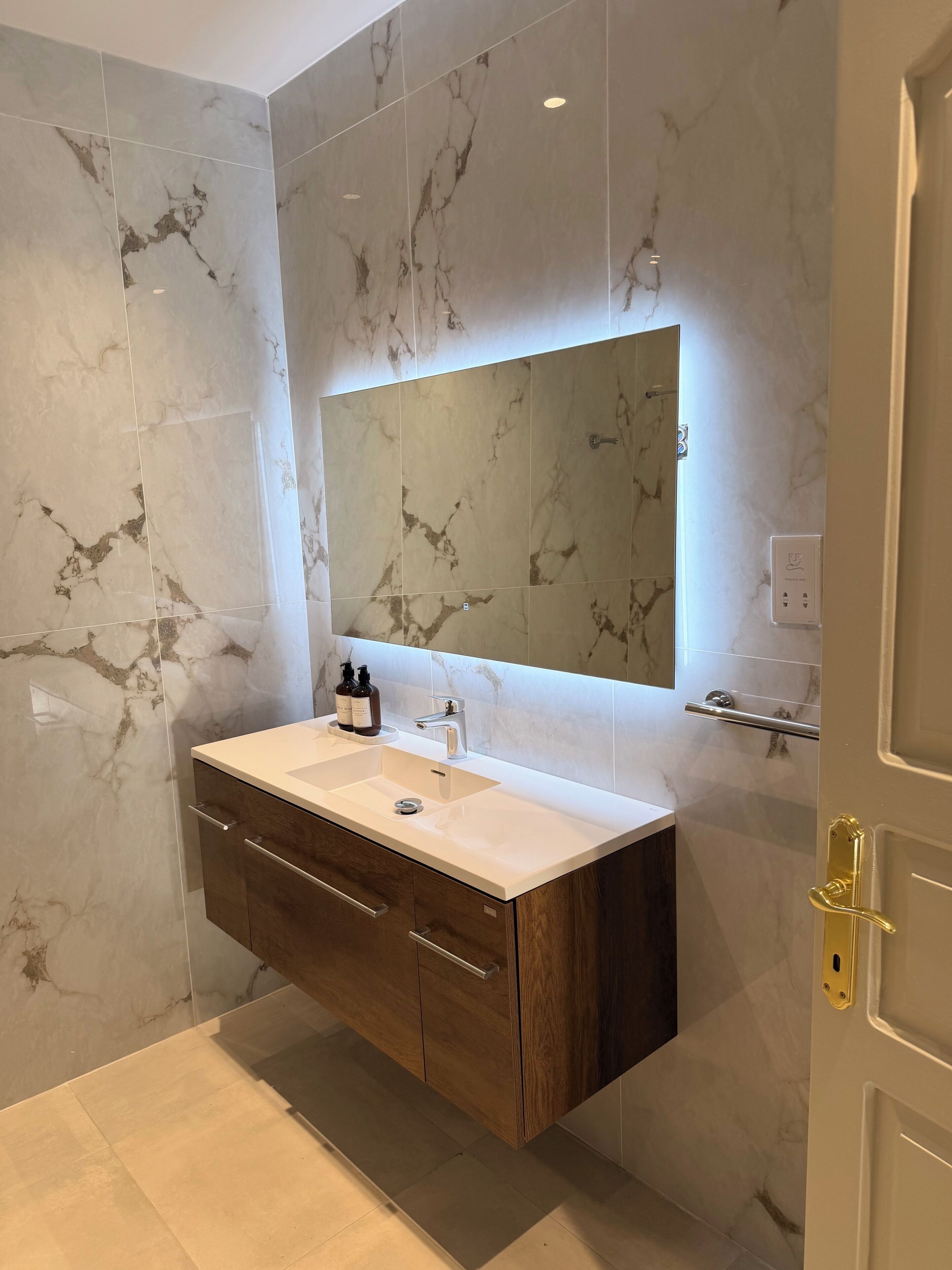 Habitación cuádruple familiar | Baño | Regadera, toallas, jabón, shampoo 