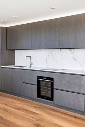 Kühlschrank, Geschirrspüler, Kochgeschirr/Geschirr/Besteck