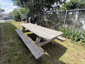 Outdoor dining - Relaxing Beach Retreat Pet Friendly+Free Parking (Old Orchard Beach)