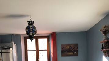 Cortinas blackout, tabla de planchar con plancha y wifi gratis