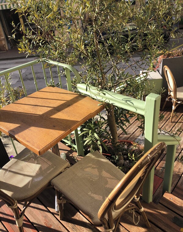 Outdoor dining - Café Hôtel du Dauphiné (Châtillon-en-Diois)