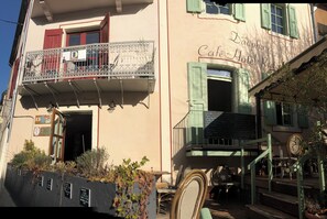 Exterior detail - Café Hôtel du Dauphiné (Chatillon en Bazois)
