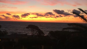 A sunset view over the ocean with silhouettes of trees and a building in the foreground. - Ground Floor Villa with Ocean Views, 100 Meters from La Gaillarde Beach, with Pool (Roquebrune-sur-Argens)