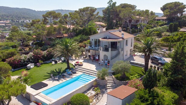 A villa with a swimming pool, surrounded by lush greenery and a view of the hills. - Ground Floor Villa with Ocean Views, 100 Meters from La Gaillarde Beach, with Pool (Roquebrune-sur-Argens)