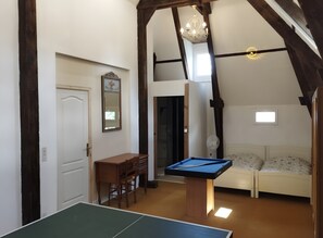 Iron/ironing board, WiFi, bed sheets