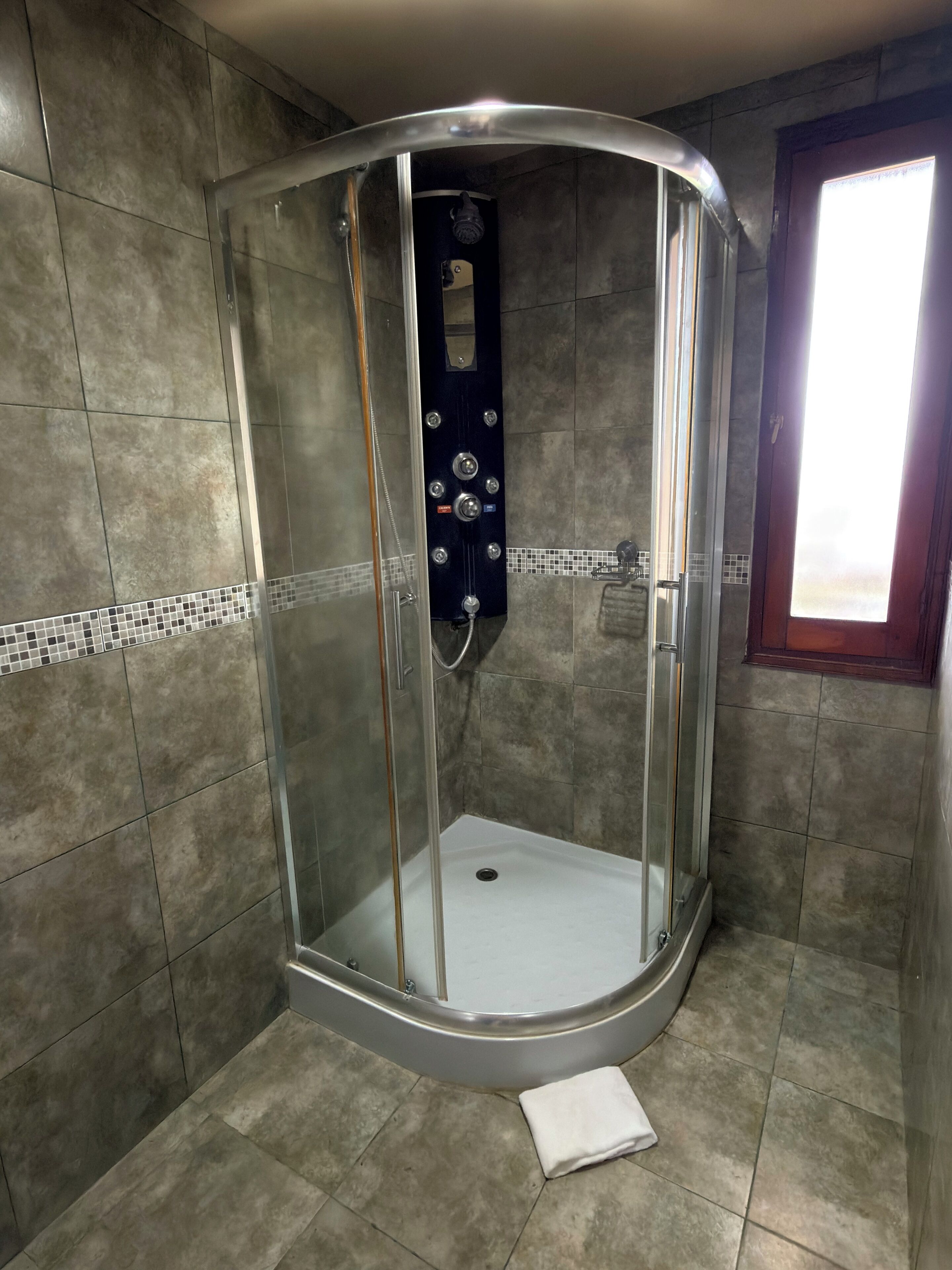 Chambre Triple Supérieure | Salle de bain | Douche, sèche-cheveux, serviettes fournies, papier toilette