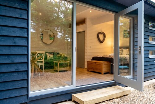 1-Bed Lodge with Hot Tub · Sleeps 2 · Thetford Forest
