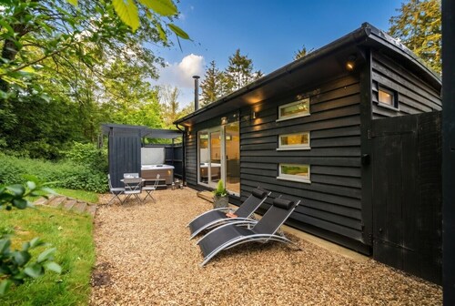 1-Bed Lodge with Hot Tub · Sleeps 2 · Thetford Forest