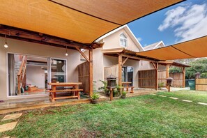 Outdoor dining - La Maison Ojas Eco Lodges  (Albion)