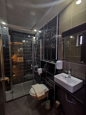 Zweibettzimmer, Stadtblick | Badezimmer | Kostenlose Toilettenartikel, Toilettenpapier