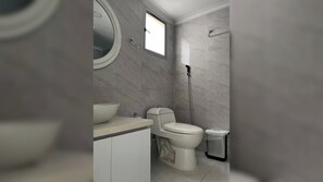 Dusche, Haartrockner, Bidet, Handtücher