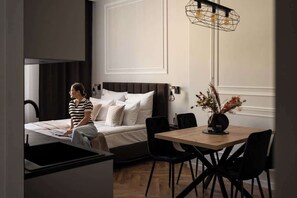 Iron/ironing board, travel cot, WiFi, bed sheets - Charm & Chic Suite 33.8 | Main Old Town & Planty (Kraków)