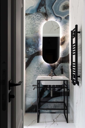 Shower, hair dryer, shampoo - Charm & Chic Suite 33.8 | Main Old Town & Planty (Kraków)