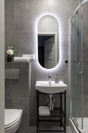Dusche, Haartrockner, Shampoo