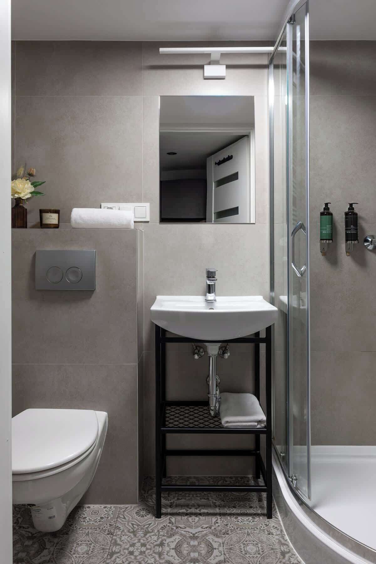 Shower, hair dryer, shampoo
