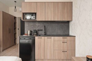 Wasserkocher mit Kaffee-/Teezubehör, Kühlschrank, Mikrowelle, Herdplatte