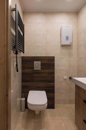 Een douche, een haardroger, shampoo