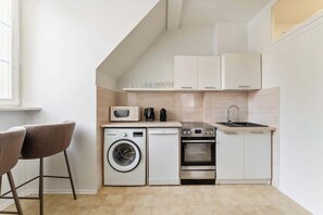 Wasserkocher mit Kaffee-/Teezubehör, Kühlschrank, Mikrowelle, Ofen