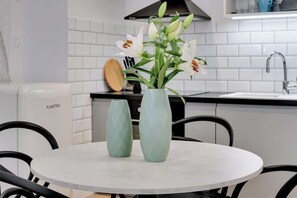 Wasserkocher mit Kaffee-/Teezubehör, Kühlschrank, Ofen, Herdplatte
