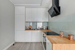 Wasserkocher mit Kaffee-/Teezubehör, Kühlschrank, Mikrowelle, Ofen