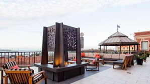 A rooftop terrace with a fire pit, seating area, and a gazebo. - Wonderful 2-bedroom apartment with AC in San Francisco (San Francisco)