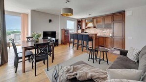Eine moderne Wohnung mit Essbereich, Küche und Wohnzimmer.