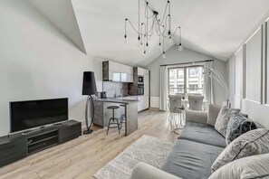 TV - Waterlane A22B | Spa&Pool | Riverside | Two Level (Gdańsk)